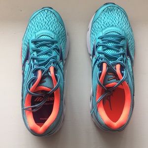 BRAND NEW NEVER WORN Mizuno Wave Inspire 14